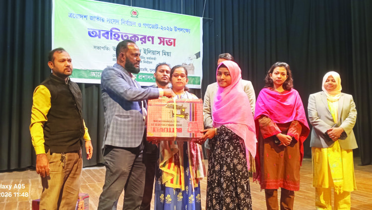 সুনামগঞ্জে নির্বাচন নিয়ে অবহিতকরণ সভায় সেলাই মেশিন বিতরণ