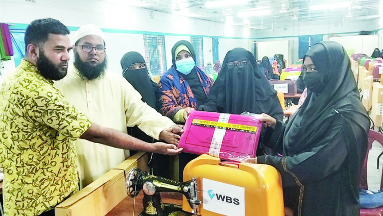 বালিয়াডাঙ্গীতে ৫০ জন বেকার নারীকে প্রশিক্ষণ ও সেলাই মেশিন বিতরণ