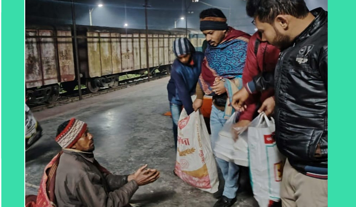 আলোর দিশার উদ্যোগে ৩ শতাধিক ছিন্নমূল ও অসহায় মানুষের মাঝে খাবার বিতরণ
