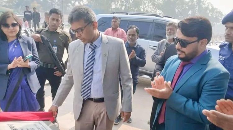 পাবনার ফরিদপুর পৌরসভায় আধুনিক যাত্রী ছাউনি ও শিশু পার্কের উদ্বোধন