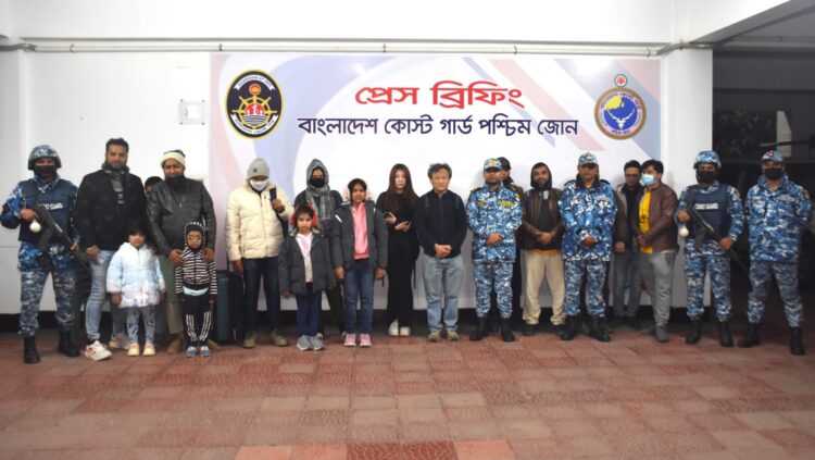 সুন্দরবনের করমজলে দুর্ঘটনাকবলিত পর্যটকবাহী জাহাজ থেকে ৪৪ পর্যটক উদ্ধার