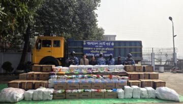 ফতুল্লায় কোস্ট গার্ডের অভিযানে দেড় কোটি টাকার ভারতীয় শাড়িসহ পাচারকারী আটক