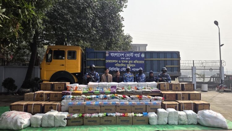 ফতুল্লায় কোস্ট গার্ডের অভিযানে দেড় কোটি টাকার ভারতীয় শাড়িসহ পাচারকারী আটক