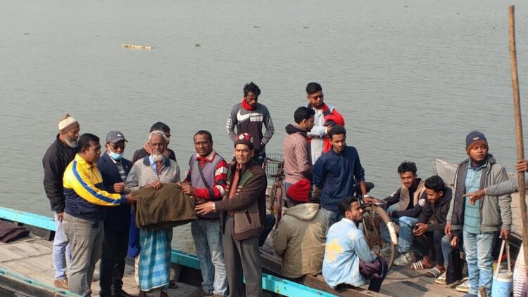 বাগেরহাটে উপজেলা প্রেস ক্লাবের খেয়া মাঝিদের মাঝে শীতবস্ত্র বিতরণ