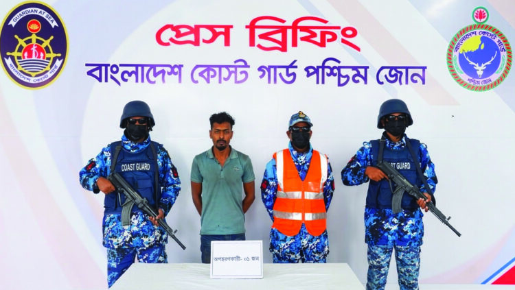 কোস্ট গার্ডের অভিযানে অপহৃত নারী উদ্ধার : অপহরণকারী আটক