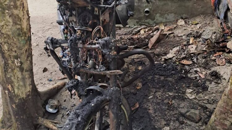 অল্পের জন্য রক্ষা বসতঘর ফরিদগঞ্জে দুর্বৃত্তদের আগুনে মোটরসাইকেল পুড়ে ছাই