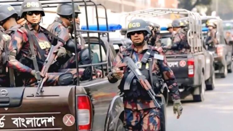 ফরিদপুরে আইনশৃঙ্খলা পরিস্থিতি স্বাভাবিক রাখতে ১৩ প্লাটুন বিজিবি মোতায়েন