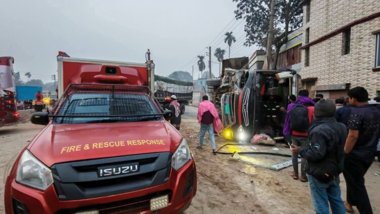 গোবিন্দগঞ্জে মহাসড়কে বাস উল্টে আহত ১৫