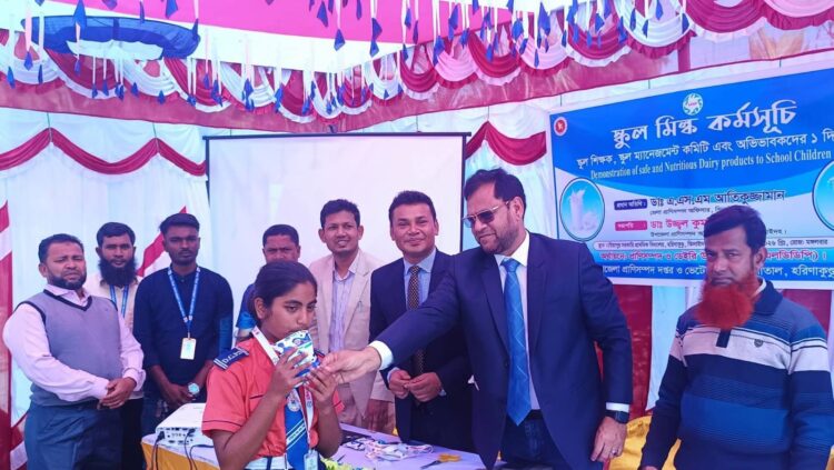 হরিনাকুণ্ডুতে স্কুল মিল্ক ফিডিং কর্মসূচির প্রশিক্ষণ অনুষ্ঠিত