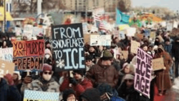 আইস কর্মকর্তার গুলিতে নারী নিহত, যুক্তরাষ্ট্রজুড়ে বিক্ষোভ
