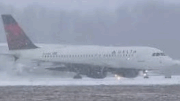 তুষারঝড়ে স্থবির যুক্তরাষ্ট্র, বাতিল হাজারো ফ্লাইট