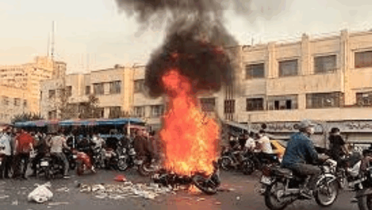 বিক্ষোভ ঠেকাতে ইরানজুড়ে ব্যাপক ধরপাকড়: রয়টার্স