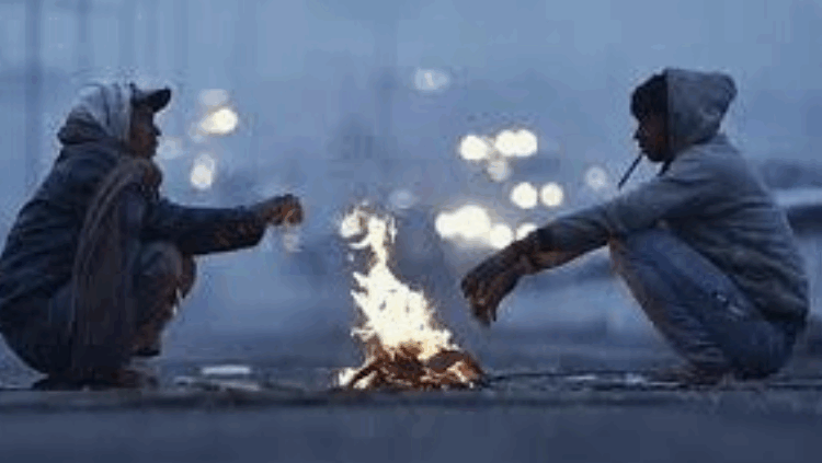 কুয়াশা ও তীব্র শীতে নাকাল রাজধানীর খেটে খাওয়া মানুষ