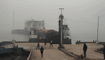 কুয়াশা কাটতেই দৌলতদিয়া-পাটুরিয়ায় ফেরি চলাচল শুরু