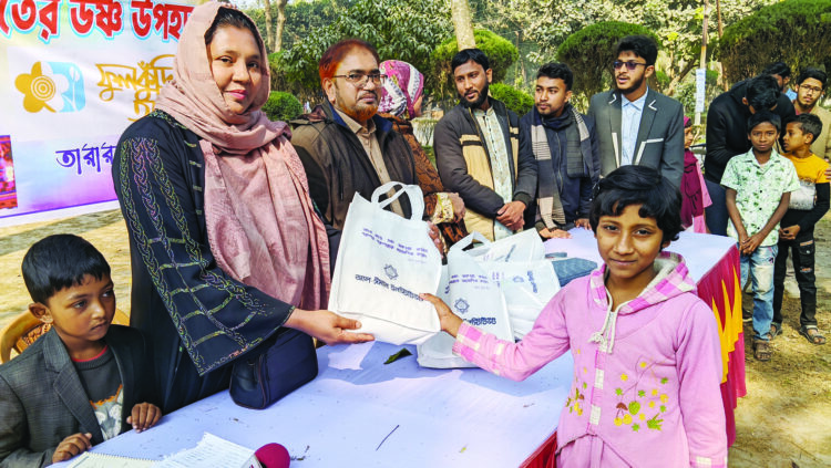 গরিব ও দুস্থ শিশুদের মাঝে ইবির ফুলকুঁড়ি তারারমেলা শাখার শীত উপহার বিতরণ