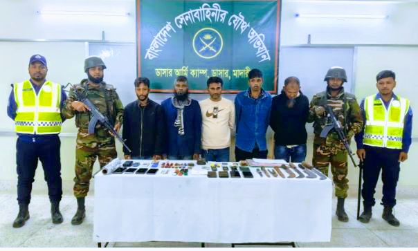 মাদারীপুরে যৌথবাহিনীর অভিযানে দেশীয় অস্ত্র ও মাদকসহ গ্রেপ্তার ৫