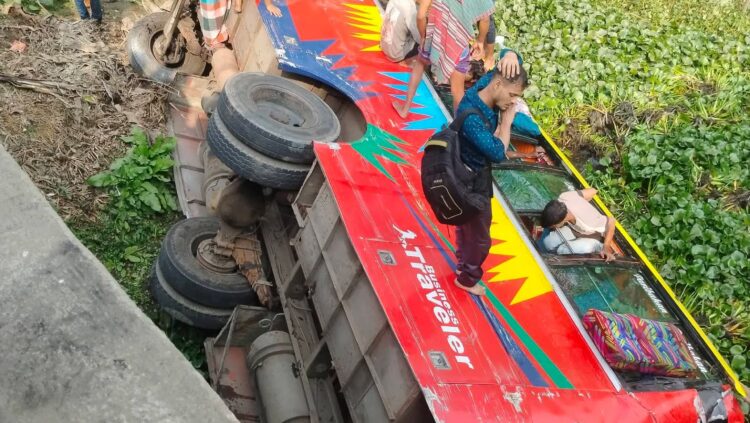 মতলব-গৌরীপুর পেন্নাই সড়কে বাস খাদে পড়ে আহত ১৭