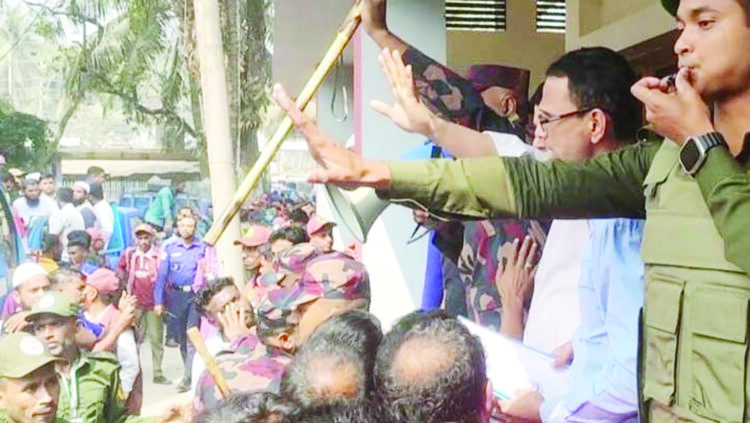 চাঁদপুরে বরাদ্দ বাড়ানোর দাবিতে নির্বাচন সরঞ্জামবাহী চালকদের বিক্ষোভ