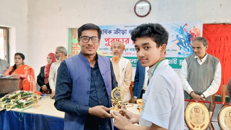 ডি এন উচ্চ বিদ্যালয়ের বার্ষিক ক্রীড়া প্রতিযোগীতায় বিজয়ীদের পুরস্কার বিতরণ