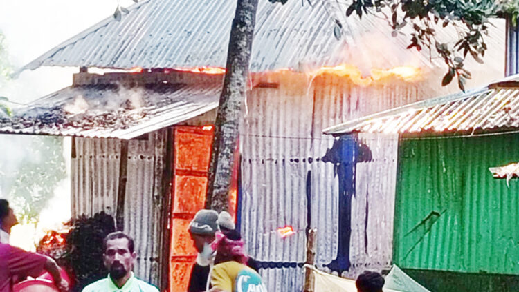 ফরিদপুরে বাজার দখল ও আধিপত্য নিয়ে রণক্ষেত্র: বাড়িঘরে অগ্নিসংযোগ, আহত ২০