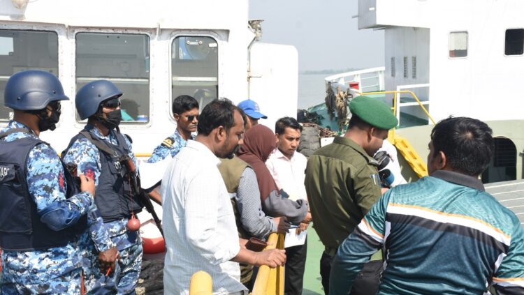 নিত্যপ্রয়োজনীয় পণ্যের কৃত্রিম সংকট রোধে চট্টগ্রাম বহিঃনোঙ্গরে কোস্ট গার্ডের যৌথ অভিযান