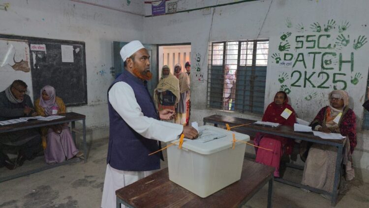 নওগাঁ ৩ আসনের জামায়াতে ইসলামীর প্রার্থী মাও: মো: মাহফুজুর রহমানের ভোট প্রদান করেন।