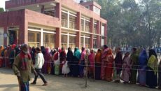 সিরাজদিখান কেন্দ্রে কেন্দ্রে ভোটারদের দীর্ঘ লাইন