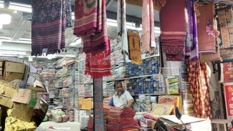 যশোরে শাড়ির ব্যবসার আড়ালে আতশবাজির কারবার