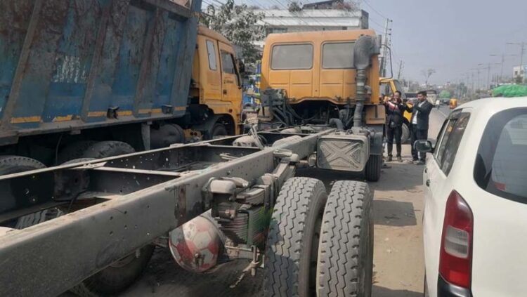 চোরাই ট্রাক কেটে বিক্রির সময় হাতেনাতে ধরা