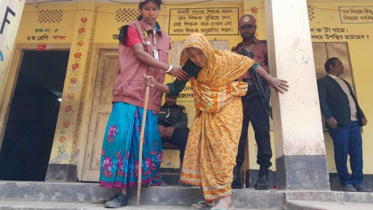 বার্ধক্যকে জয় করে ভোট দিলেন ৯২ বছরের মমেনা বেগম