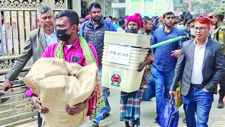 নরসিংদীর ৫টি আসনের ভোট কেন্দ্রগুলোতে নির্বাচনী সরঞ্জাম বিতরণ