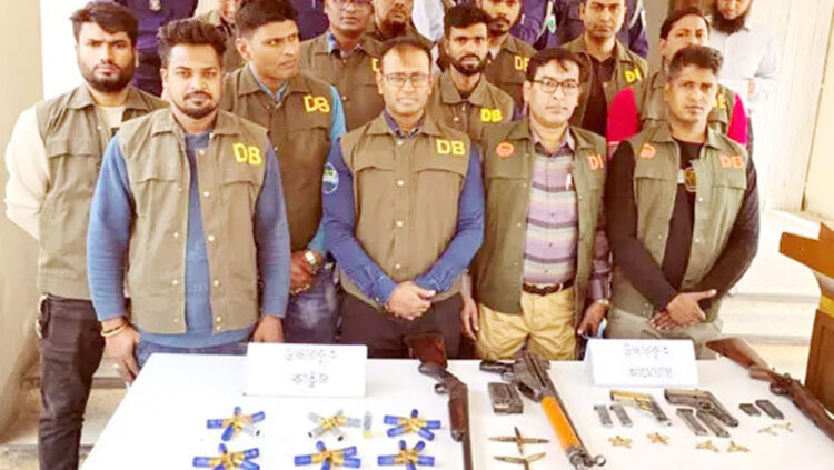 পাবনায় অস্ত্র-গুলিসহ গ্রেপ্তার ৩