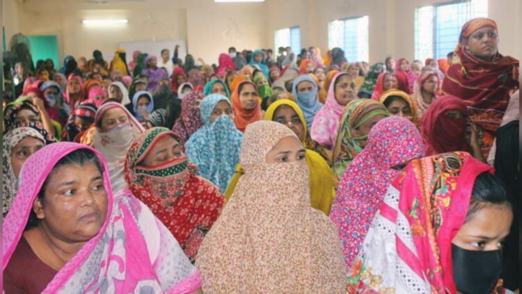 আমরাই তার মা, আমরাই তার বাবা” ঢাকা-১৭–এ বস্তিবাসী নারীদের আবেগঘন ভালোবাসায় তারেক রহমান