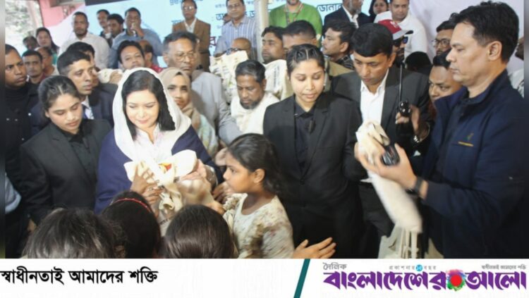 জুবাইদা রহমানের উদ্যোগে কড়াইল বস্তিতে শিশুদের মধ্যে বই বিতরণ ও আই-ক্যাম্প