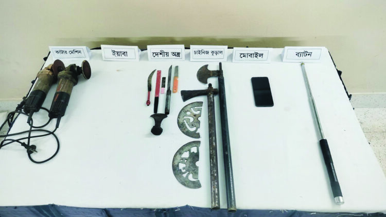 রাজবাড়ীতে যৌথবাহিনীর অভিযানে দেশীয় অস্ত্র ও মাদক উদ্ধার