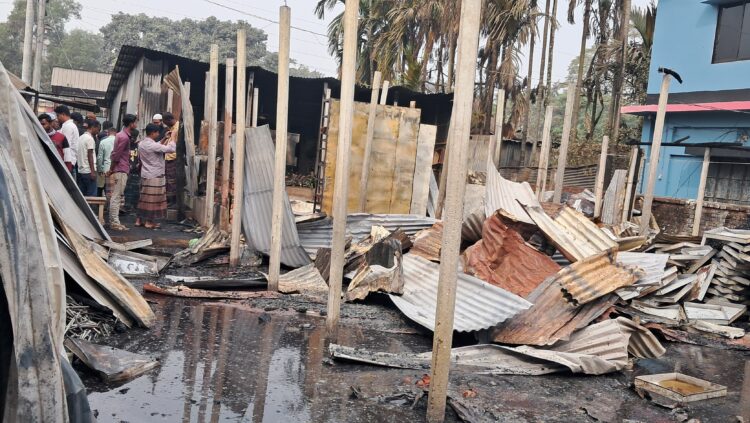 শ্রীপুরে ভয়াবহ অগ্নিকাণ্ডে বেকারি কারখানা ধ্বংস