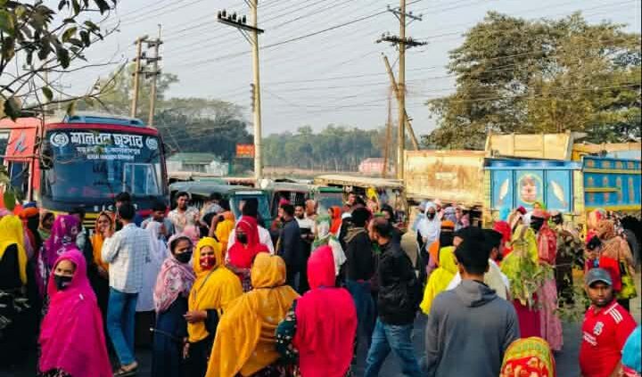 বকেয়া বেতনের দাবিতে ‎ঢাকা-ময়মনসিংহ মহাসড়ক অবরোধ