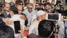 ভোটকেন্দ্রে আলিঙ্গনে জামায়াত আমির ও বিএনপি প্রার্থী