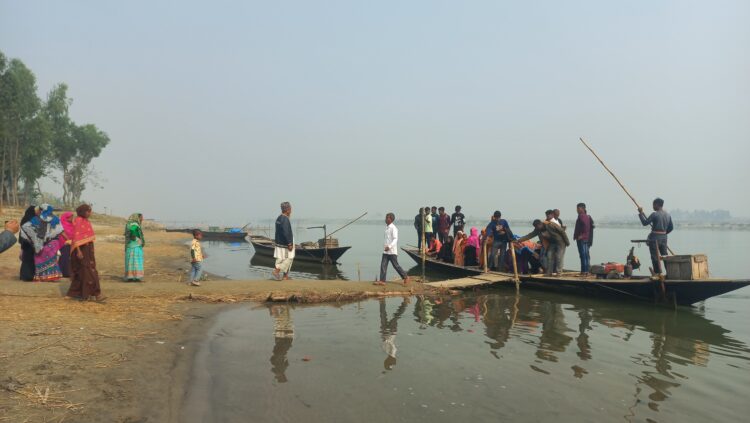 নৌকা দিয়ে ভোট কেন্দ্রে আসেন সীমান্তবাসী