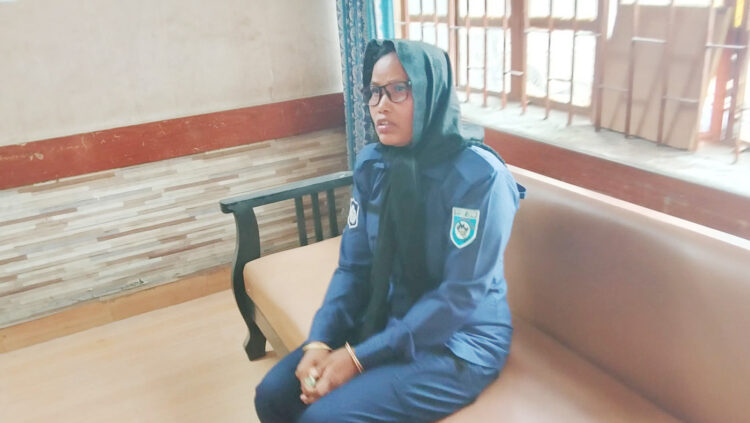 আদিতমারীতে ভোটকেন্দ্রে ভুয়া নারী পুলিশ সদস্য আটক