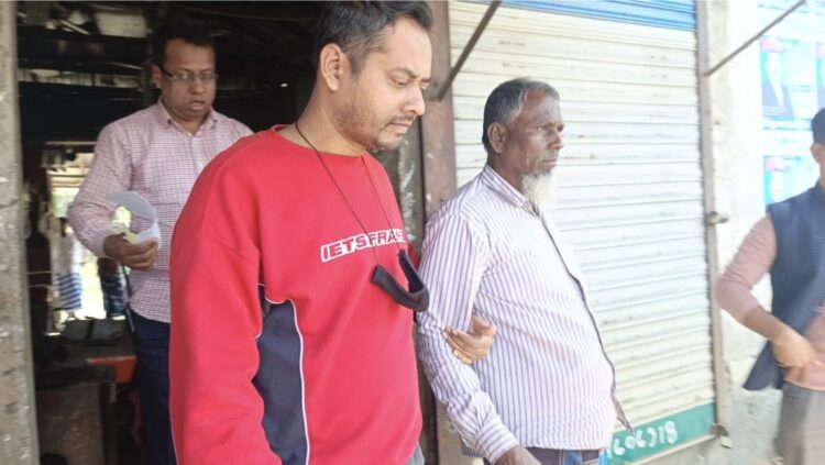 লক্ষ্মীপুরে দেশীয় অস্ত্রসহ কারখানার মালিক আটক