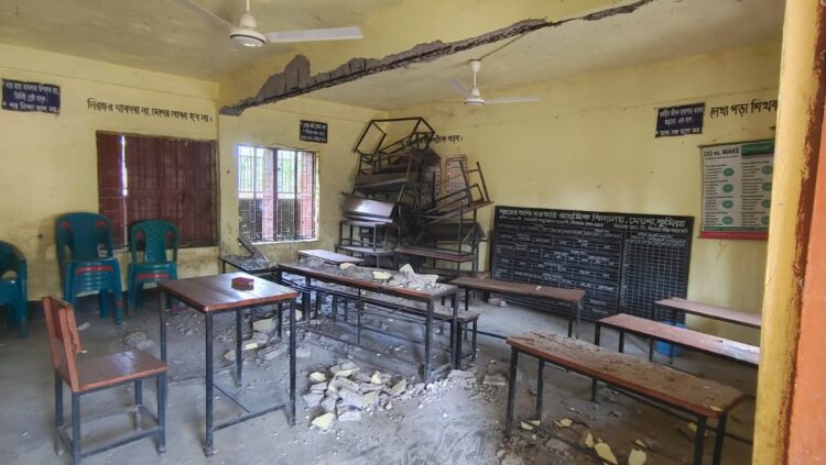 অল্পের জন্য রক্ষা পেল শিক্ষার্থীরা মেঘনায় ঝুঁকিপূর্ণ স্কুল ভবন ধসে পড়ার শঙ্কা