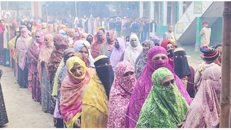 সিরাজগঞ্জে কেন্দ্রে পুরুষের তুলনায় নারীদের ভিড়